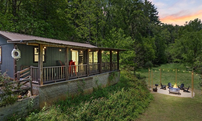 Hillsville Cabin | Creekside vibes - 1 bedroom cozy cabin w/outdoor fire pit + pet friendly!
