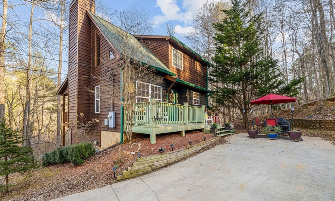Ellijay Cabin | Creeksong | Cabin in Ellijay with fireplaces, pools, tennis, gym, rec center, AC
