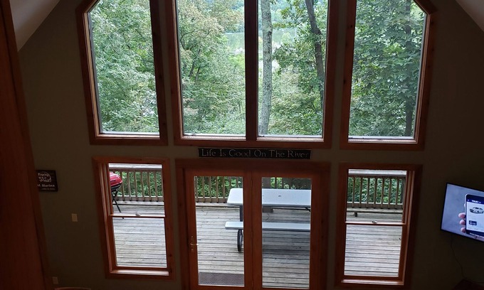 Cannelton Cabin | Creekview Cabin overlooking Deer Creek at Rocky Point with (WI-FI)