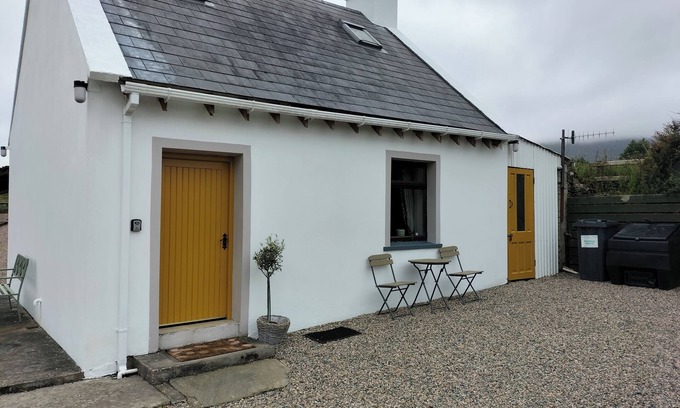 Glenveagh Cottage | Creeslough - 2 Bed Cottage - Pet Friendly - Garden