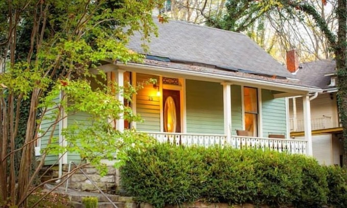 Eureka Springs Historic District House | Cricket Cottage Down Town Eureka Springs
