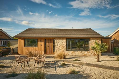 Overstrand House | Cromer Luxury Palm Springs Bungalow with Pool Room