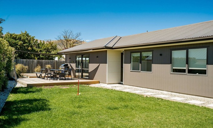 Lowburn House | Cromwell Charmer - Cromwell Holiday Home