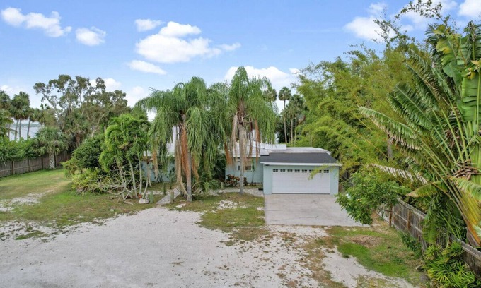 Tropic House | Crooked Mile Hideaway on the River