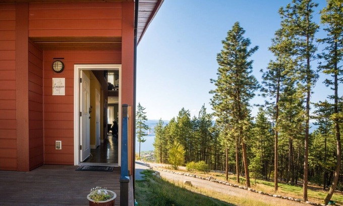 Okanagan-Similkameen House | Crooked Tree Guest Suites - The Spruce Suite