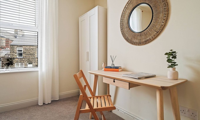 Sheffield House | Crookes Gem with Garden & Alpacas Nearby