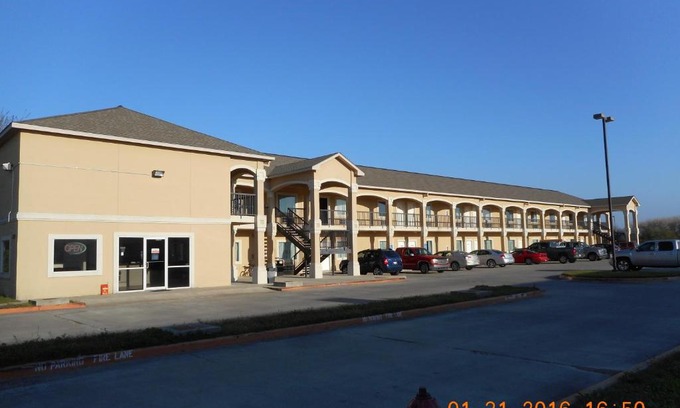Victoria Hotel | Crossroads Inn & Suites