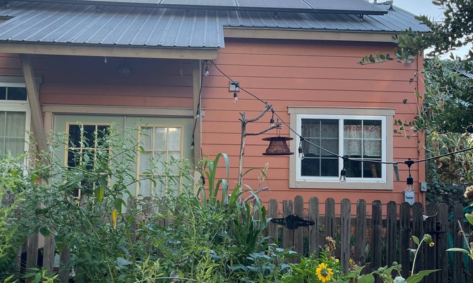 Austin Apartment | Crow Cottage-close to UT, downtown, medical district, and park.