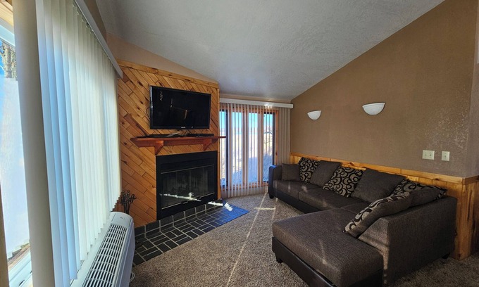 Nevis Cabin | Crow Crest Lodge Resort #1 Waters Edge, Stunning Sunsets, Family Getaway
