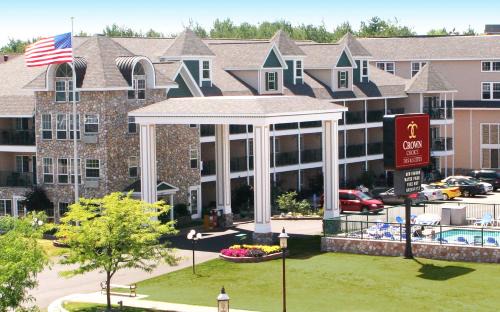 Mackinaw City Hotel | Crown Choice Inn & Suites Lakeview and Waterpark