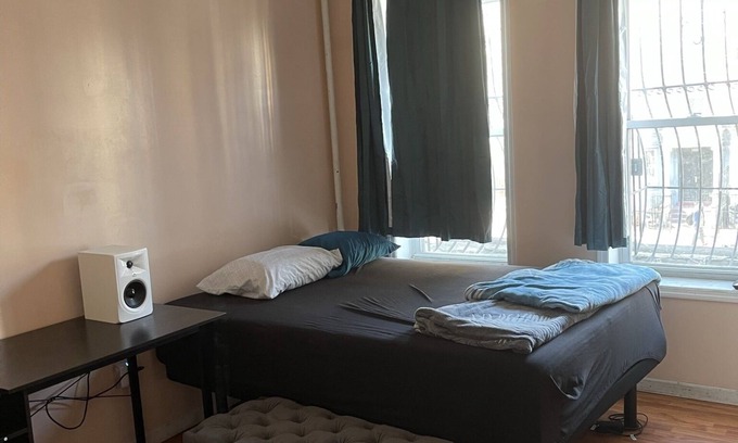 Crown Heights Apartment | Crown heights Apt. Close to transportation to and from the city