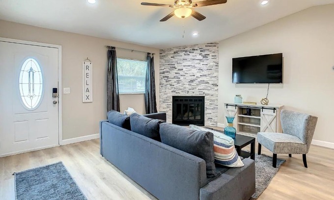 Highpoint House | Crown Jewel of Clearwater 10-15 Min to beach 5 min to St Pete Airport