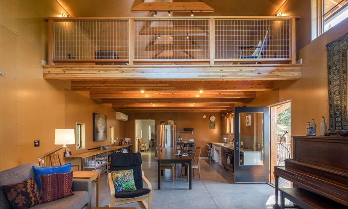 Clinton House | Crows Nest by AvantStay | Accessible Home w/Views