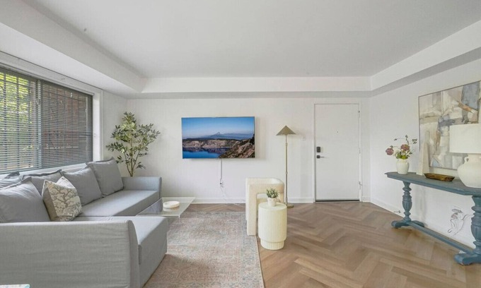 Aurora Highlands Apartment | Crystal City Boutique Flats/Free Parking 101