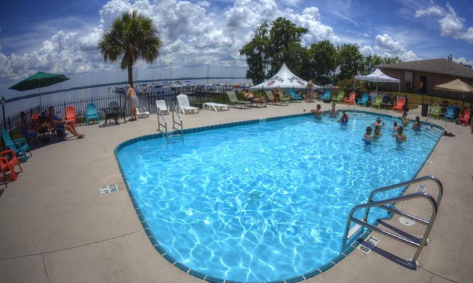 Palatka Resort | Crystal Cove Riverfront Resort