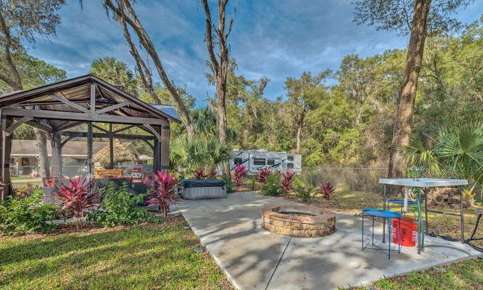 Crystal River House | Crystal River Retreat with Hot Tub & Gazebo!