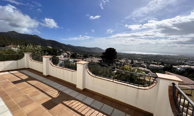 Pau Villa | CS. Wonderful house with private pool.