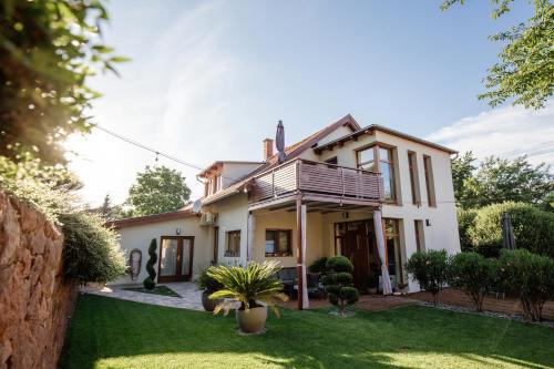 Balatonalmadi Apartment | Csendeskert Wellness Apartments - Garden, grill, chill