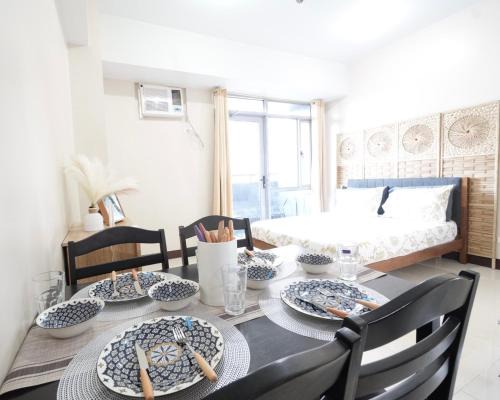 Socorro Apartment | Cubao Manhattan Heights Residential Condo TC10N - Bright Studio with Pool, Balcony - Next to AliMall and SM - Walking Distance to Araneta Coliseum and Gateway Mall in Cubao Quezon City - Staycations by SMS
