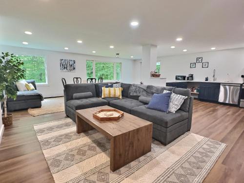 Killington Apartment | CubsCorner - Pool, Sauna, Gym, Close to Mountain!