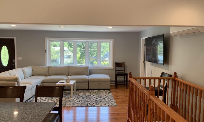 Danbury House | Cul Du Sac Serenity 70 min to NYC