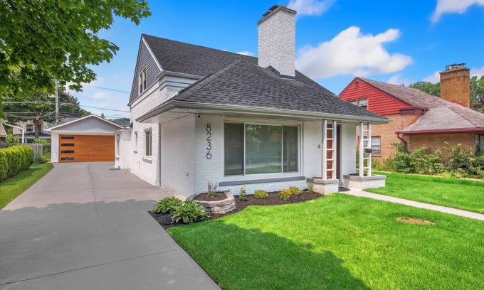 Skokie House | Culinary DREAM - Tranquil Home - Pizza Oven/BBQ/Smoker