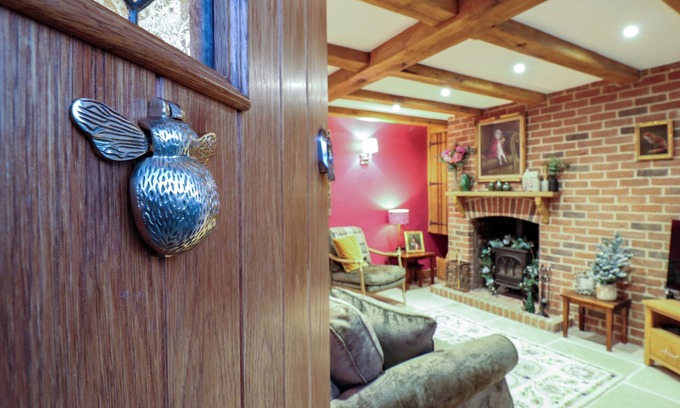 Wendover Cottage | CURIOSITY COTTAGE, pet friendly, with open fire in Wendover