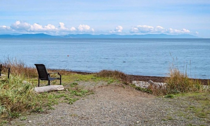 Comox House | Curtis Corner B & B - Ocean and Forest