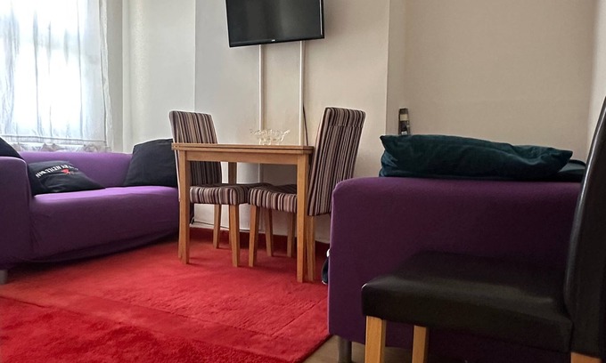 Reading House | Curzon St - 4 Beds, Sleeps 7 with Street Parking