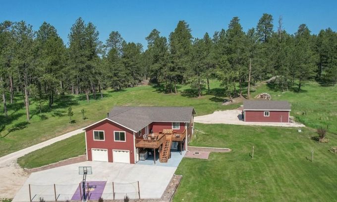 Custer House | Custer Connection | 5 Bed, 3 Bath
