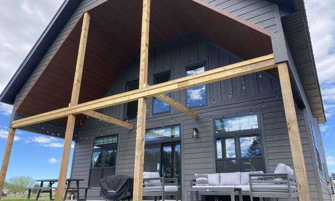 Custer Cabin | Custer's Retreat- 2 Bedroom Cabin - 2 Bedroom 2 Bath Cabin