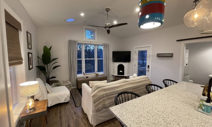 Westerly House | Custom cottage close to everything-Enjoy long walks on beach without the crowds!