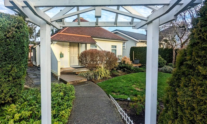 Columbia House | CUSTOM HOME, WALK TO RESTAURANTS, GROCERY, PARK, PETS&420 OK,COOL NEIGHBORHOOD