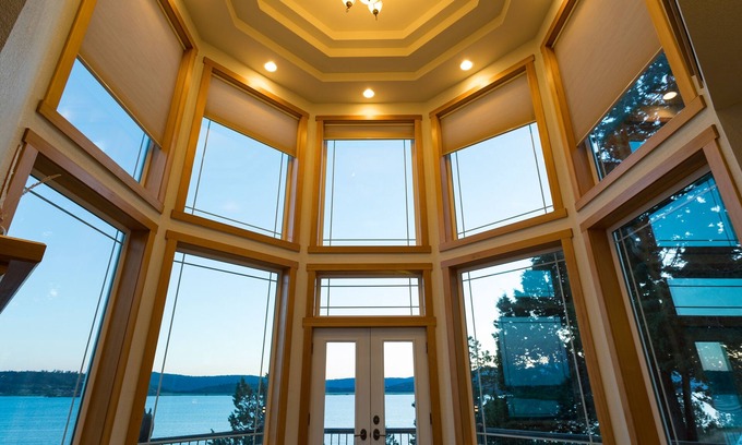 Klamath Falls House | Custom house with majestic Klamath Lake view, hot tub & outdoor space
