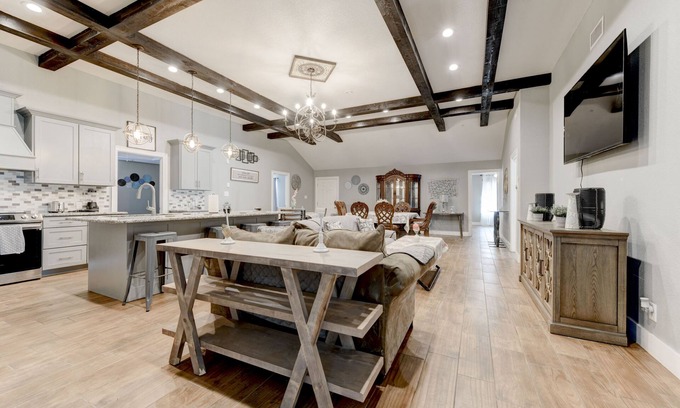 Killeen House | Custom rustic 7 bedrm 3 bath sleeps 16