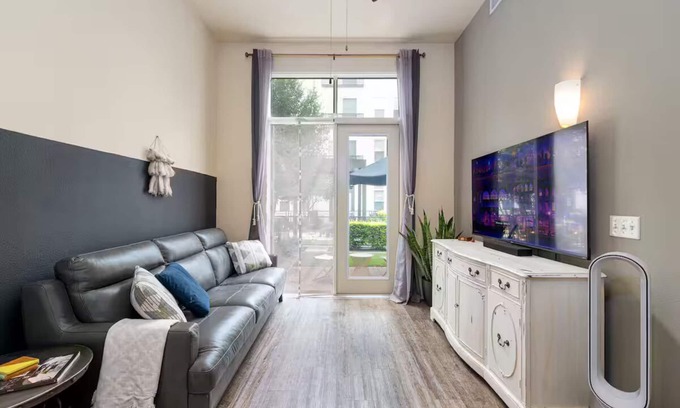 North Burnet Apartment | Cute 1bd apartment w/backyard in The Domain!
