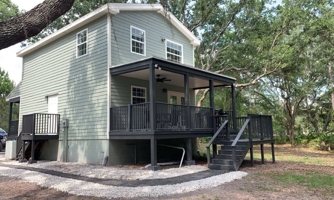 Wesley Chapel House | Cute 2/2 Farmhouse in park like setting on 10 Acres! Private & centrally located