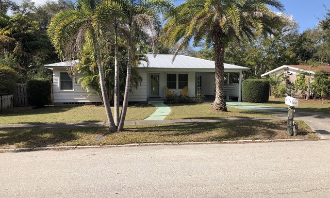 Granada House | Cute 2 Bedroom 2 bath Home In Great Neighborhood.