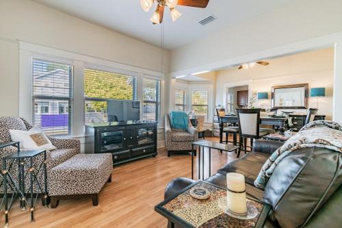 Tarpon Springs House | Cute 2B2B House, walk to Sponge Dock, Pet friendly