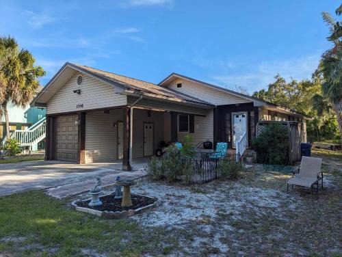 Vamo House | Cute 3/2 Siesta home steps from Siesta waters