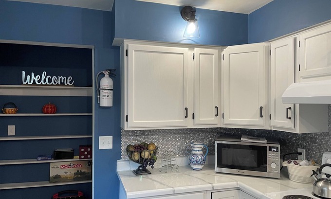 Iowa City House | Cute 3-bedroom house walkable to Kinnick and UIHC
