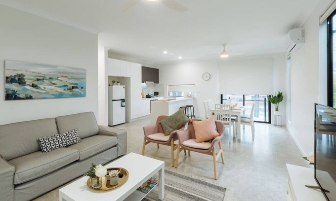Southport House | Cute and Cosy Townhouse, Central GC location