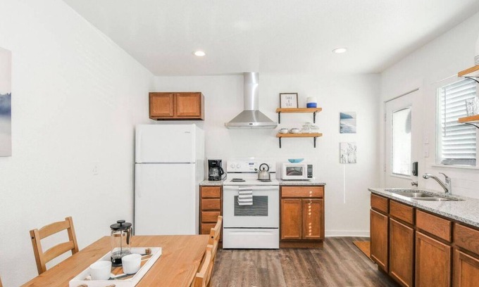Austin Ave. Apartment | Cute and Cozy Waco Studio