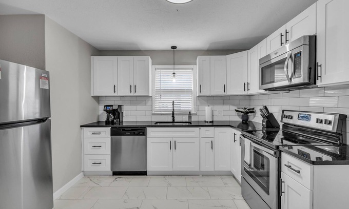 Blue Springs House | Cute and stylish, 3-bedroom house with WiFi, AC in wonderful Blue Springs