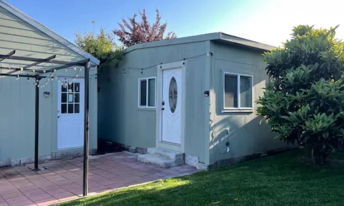 Hayward House | Cute backyard 1B1B ADU in a convenient location