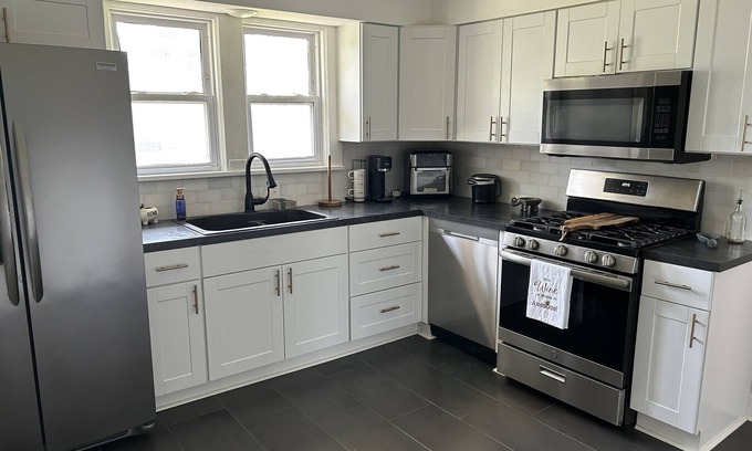 Benton House | Cute Benton 1930's Craftsman Bungalow Walking distance to downtown Benton