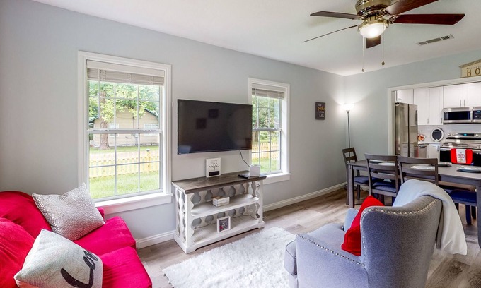 High Springs House | Cute Bungalow on Large Corner Lot with Fenced Dog-Friendly Yard, Near Springs