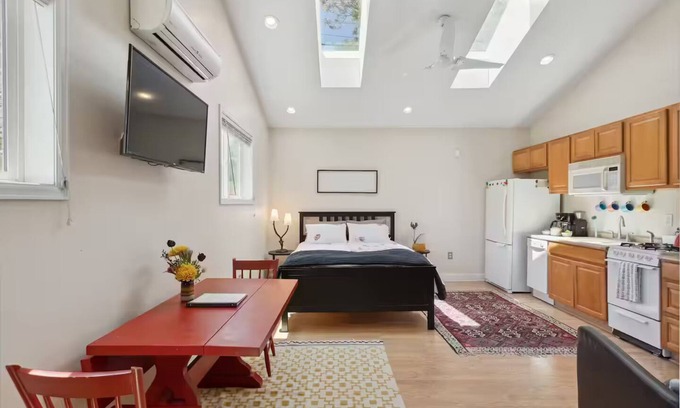 Whittier Apartment | Cute Carriage House with bikes provided