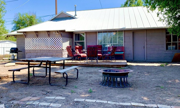 Thermopolis House | Cute & Comfortable!Walk to Hot Springs State Park & Big Horn River.Boat Parking!