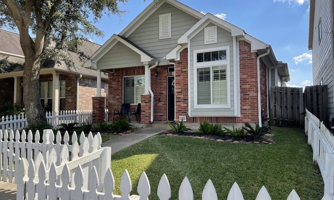 Clodine House | Cute & Comfy Home for Short or Long Stays !